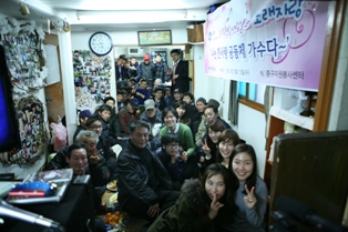 IBK연금보험, 독거어르신과 노래경연 잔치