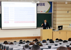 하영구 은행장, 이화여대서 ‘글로벌 경제 금융’ 특강