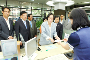 윤진숙 장관 수협은행 ‘사랑해독도통장’ 가입