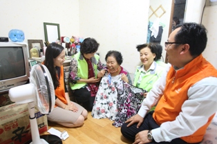 한화생명, 쪽방촌 어르신께 여름용품 전달