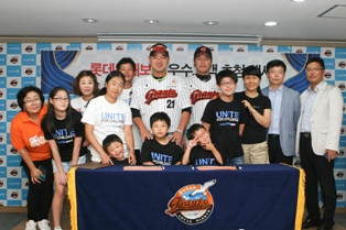 롯데손보, 부산고객에게 특별한 보험증권 전달