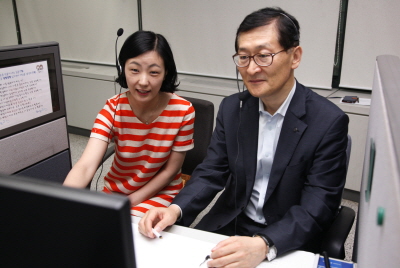 위성호 신한카드 사장, 1일 상담원 체험 실시