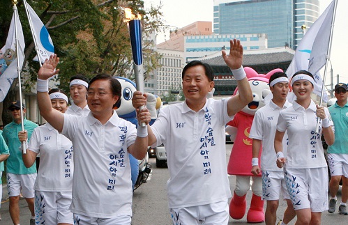서진원 행장-유주선 노조위원장 성화봉송