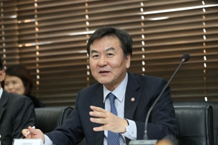“저축은행 규제 과감히 완화하겠다”