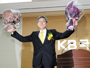 윤종규 회장 “리딩금융그룹 컴백” 선포