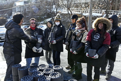 AIA생명, '사랑의 연탄나르기' 봉사활동 실시
