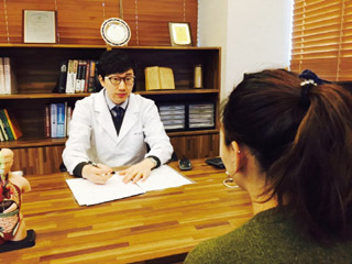 날씨가 추운데도 땀이 계속 나는 다한증. 이유가 뭘까?