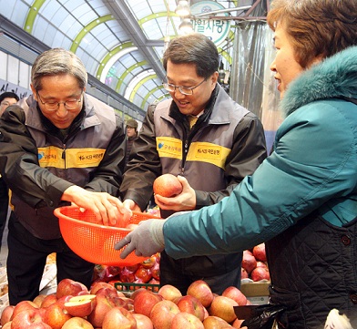 국민은행-금감원, 전통시장·이웃사랑 한꺼번에