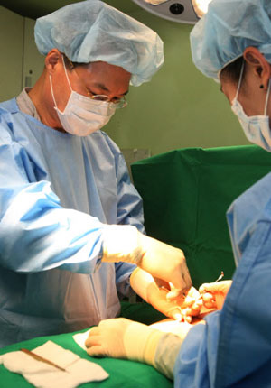 코젤는 옳고 식염수는 나쁘다? 편견이 당신의 가슴성형을 망칠 수도 있다.