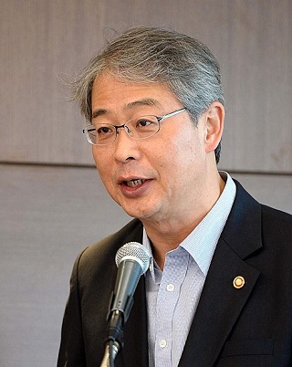 "보험사, 규제 대신 경쟁으로 힘들 것"
