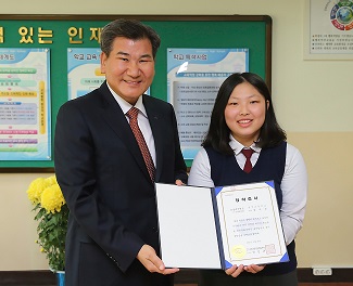 대구은행, 아버지 간 이식해준 여고생에 장학금