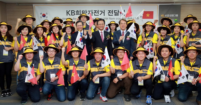 KB금융, 베트남 아이들에게 희망자전거 전달