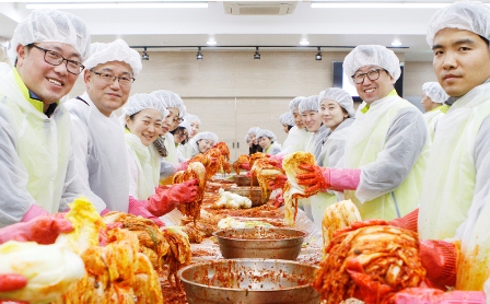 NH농협카드, 이주민 급식소에 김장김치 전달