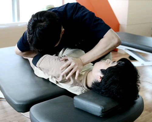 현대인의 거북목 ‘심각’ 수준.. 수술보다 도수치료 받아야