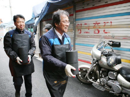 IBK연금보험, 저소득 고령층에 연탄 배달