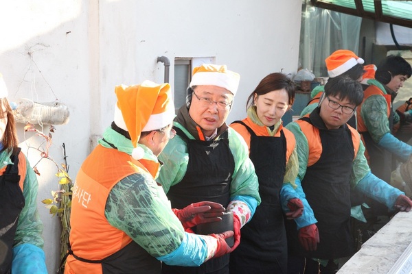 김창범 한화케미칼 사장, 직원들과 함께 연탄배달 봉사
