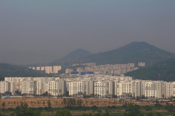 국토교통부가 500세대 이상 공동주택과 연면적 3000㎡ 이상 업무시설의 에너지성능정보 공개를 전국으로 확대한다. 사진은 서울 세곡동 보금자리주택단지. 정수남 기자