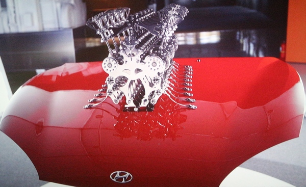 현대차가 실시하는 ‘블릴리언트 메모리즈’ 캠페인을 통해 만들어진 우주와 림희영 작가의 합작품 ‘진심을 그대에게’. 이 작품은 1999년식 티뷰론을 이용했다. 정수남 기자