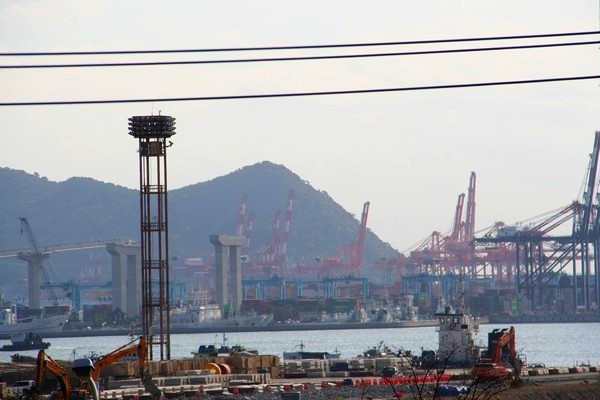 국내 수출 중소기업인들이 올해 한국의 경제성장률을 지난해와 비슷한 2.5%로 전망했다. 사진은 부산항 전경. 정수남 기자