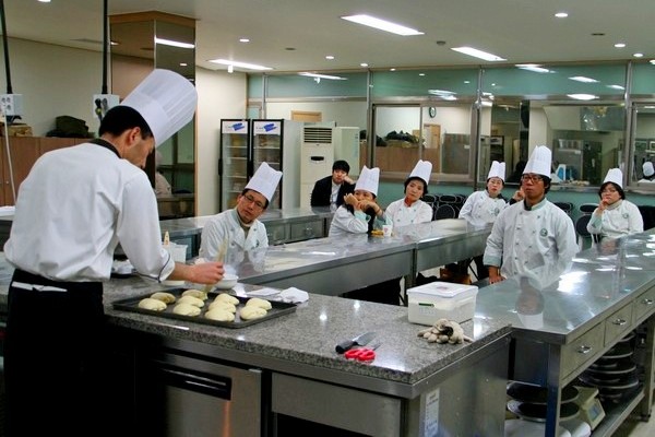 수도권 점포의 지난해 평균 권리금이 사상 최저를 기록, 상대적으로 불황에 강한 업종인 제과점 권리금도 급감했다. 사진은 국내 한 제과·제빵브랜드의 창업교실 장면. 정수남 기자