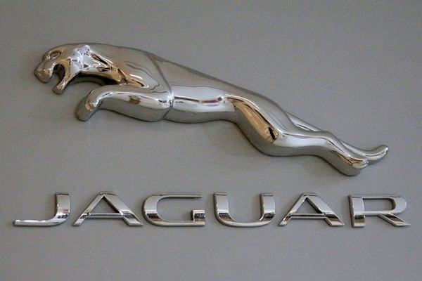 ‘셜록: 유령신부’ 마지막 장면에서 카메라는 재규어의 엠블럼을 포착한다. 정수남 기자