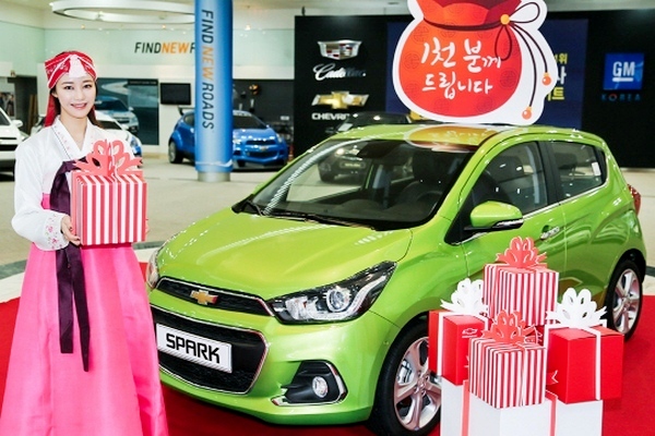 한국GM이 내달까지 쉐보레 차량 구매고객과 대리점 방문객을 대상으로 추첨을 통해 애플 맥북 에어 100개, 아이패드 미니 900개 등 경품을 제공한다. 사진제공 한국GM