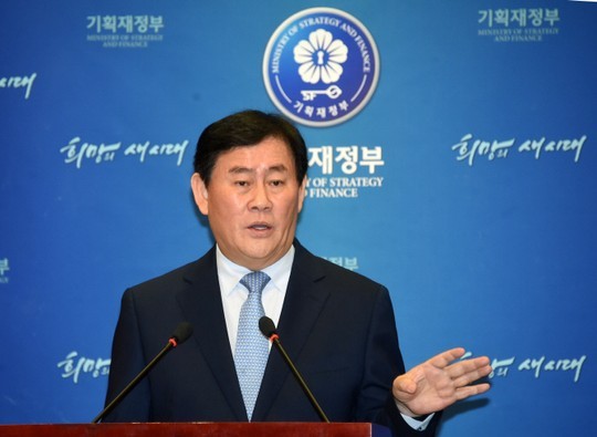 △최경환 부총리 겸 기획재정부 장관이 4일 정부세종청사 대강당에서 열린 '2016년도 기획재정부 시무식'에서 신년사를 하고 있다.