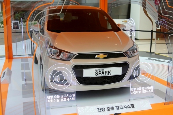 서울 삼성동 코텍스몰에 최근 전시된 5세대 신형 스파크. 사진 정수남 기자