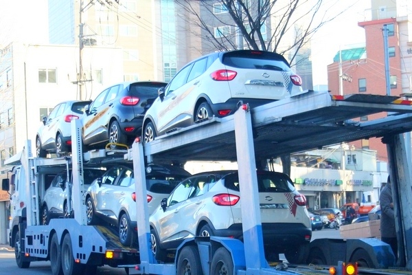 OEM 방식으로 들여오는 QM3를 실은 카캐리어가 서울의 한 르노삼성대리점 앞에 서 있다. 정수남 기자