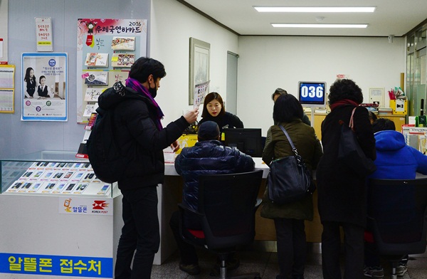 기본료 없는 우체국 알뜰폰이 판매 첫 날부터 돌풍을 일으키며 인기몰이 중이다.