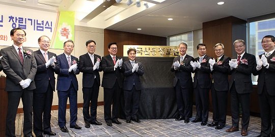 한국신용정보원이 5일 서울 중구 은행회관에서 창립기념식을 개최했다. 사진 왼쪽 네번째부터 김기식 국회의원, 정우택 국회 정무위원장, 민성기 신용정보원장, 임종룡 금융위원장, 진웅섭 금감원장, 하영구 은행연합회장.