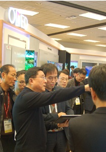 한상범 LG디스플레이 부회장이 미국 라스베이거스 CES2016 고객사 전용 특별 전시관을 찾아 철저한 준비와 공격적인 마케팅을 지시했다. 사진제공 LG디스플레이