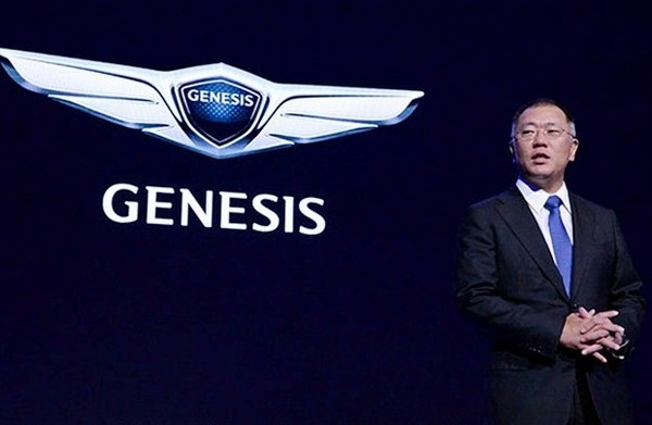 정 부회장이 지난해 11월 자사의 고급브랜드 제네시스 론칭 행사에 참석해 브랜드에 대해 설명하고 있다. 사진제공 현대차