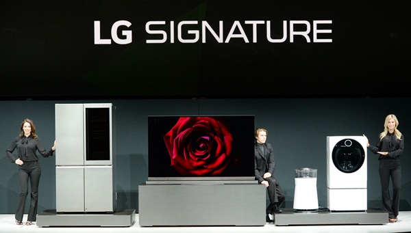 LG시그니처 냉장고, LG 시그니처 올레드 TV, LG 시그니처 공기청정기, LG 시그니처 세탁기를 소개하고 있다. 사진제공 LG전자