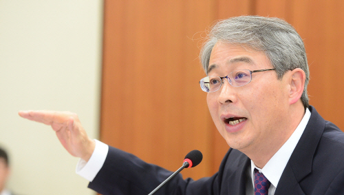 ᐃ임종룡 금융위원장은 7일 금융위원회 대회의실에서 금융위·금융감독원 주요 간부와 각계 전문가가 참석한 '2016년 리스크 점검회의'를 주재하면서 올해 금융시장 안정을 위한 리스크 관리가 그 어느 해보다 중요해졌다"고 강조했다.