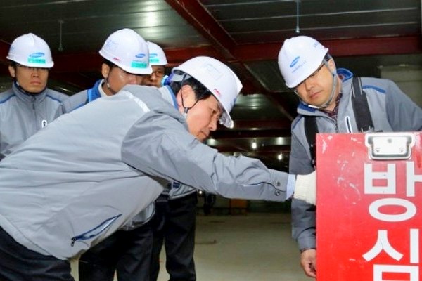 김경준(맨앞) 부사장이 최근 서울 강서구 삼성물산 오피스빌딩 신축현장을 찾아 시설물을 점검하고 있다. 사진제공 삼성물산