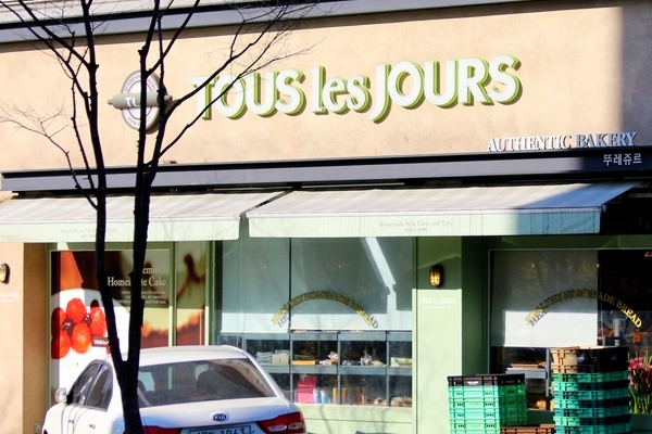 뚜레쥬르가 달콤한 맛을 강조한 도넛 3종을 출시했다. 정수남 기자