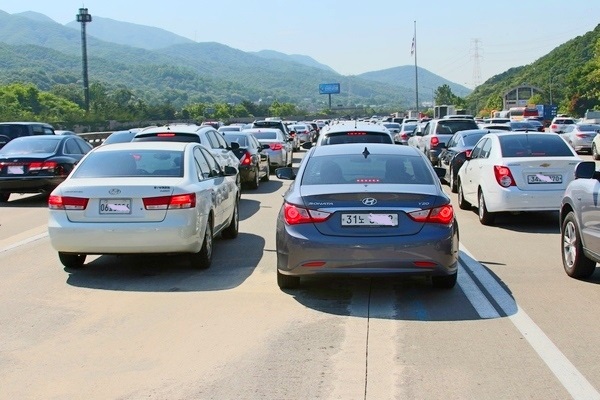 도로공사가 재정고속도로와 민자고속국도 통행료를 한번에 계산하는 ‘원톨링 시스템’을 11월 시행한다. 중앙고속국도 한 요금소 앞에 늘어선 차량. 정수남 기자
