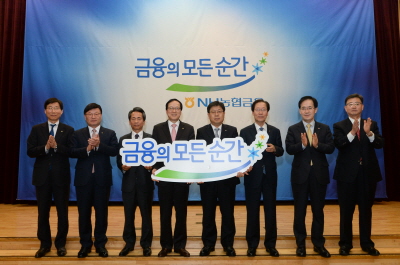 ▲ (왼쪽부터) 이신형 NH농협캐피탈 대표이사, 김원규 NH투자증권 대표이사, 김용복 NH농협생명 대표이사, 김용환 NH농협금융지주 회장, 이경섭 NH농협은행장, 김학현 NH농협손해보험 대표이사, 한동주 NH-CA자산운용 대표이사, 김승희 NH저축은행 대표이사가 지난 8일 서울 중구 NH농협은행 본점에서 열린 '농협금융 BI 선포식'에서 기념촬영을 하고 있다.(사진=NH농협금융지주)