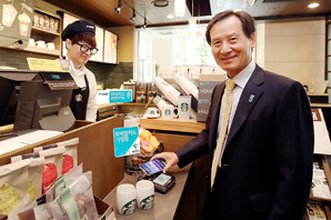 ▲ 정해붕 하나카드 사장이 모바일카드를 시현하고 있다.