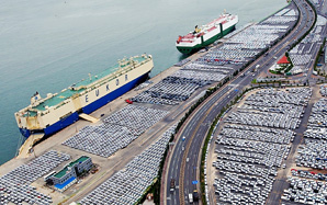 ▲ 국산차 5사들은 올해 내수 시장 공략을 위해서는 다양한 전략을 내세우고 있으나, 수출 만회에는 뚜렷한 대책이 없다. 사진은 현대차 울산 선적부두.