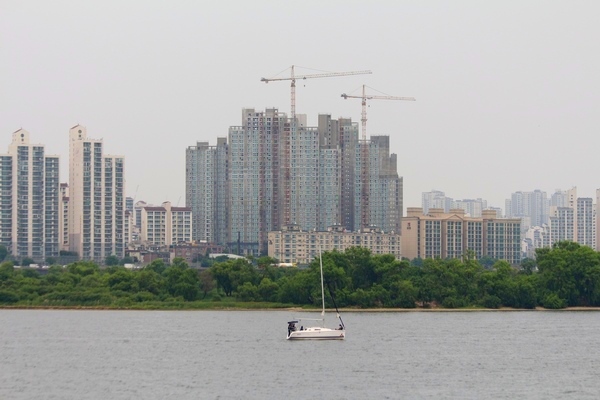 지난해 아파트 매매가와 전세가가 모두 상승했으나, 전세가 상승폭이 상대적으로 높아, 서울 지역 전세가율이 70%를 넘었다. 사지은 서울 신수동 아파트 건설 현장. 정수남 기자