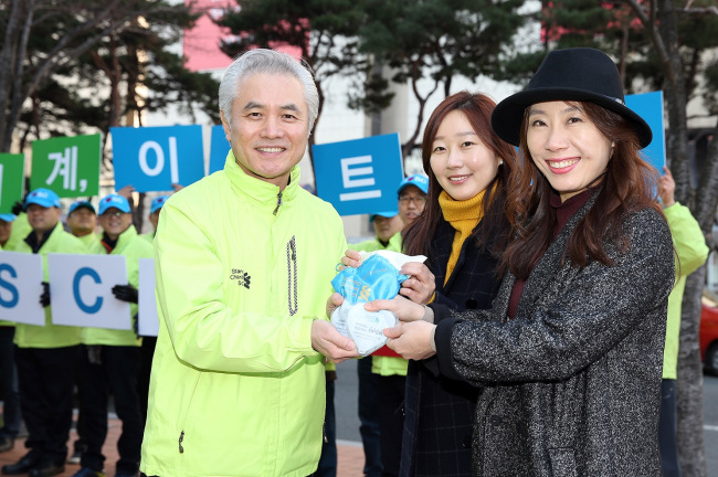 지난 9일 신세계백화점 내의 한국SC은행 1호 뱅크샵 개점을 기념해 박종복 한국SC은행장이 은행 경영진 및 전국 지점장 등 300 여명과 부산 센텀시티 앞 광장에서 가두 캠페인을 열고 부산 시민들에게 복주머니를 건네며 새해인사를 하고 있다./사진제공=한국SC은행