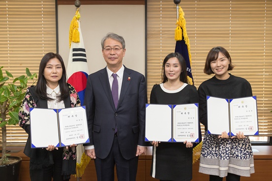 임종룡 금융위원장(왼쪽에서 두번 째)은 11일 오전 서울 중구 세종대로 금융위원회에서 금융소비자, 금융회사 소비자담당 실무 직원으로 선발된 금융소비자 '현장메신저'들에게 위촉장을 전달했다.(제공=금융위원회)