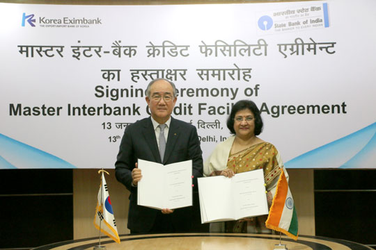 ᐃ 이덕훈 한국수출입은행장(사진 왼쪽)과 아룬다티 바타차리아(Ms. Arundhati Bhattacharya) SBI 행장이 13일(현지시간) 인도 뉴델리에서 3억달러 규모의 전대금융 한도증액 계약을 체결한 후 기념촬영을 하고 있다./사진제공=수출입은행