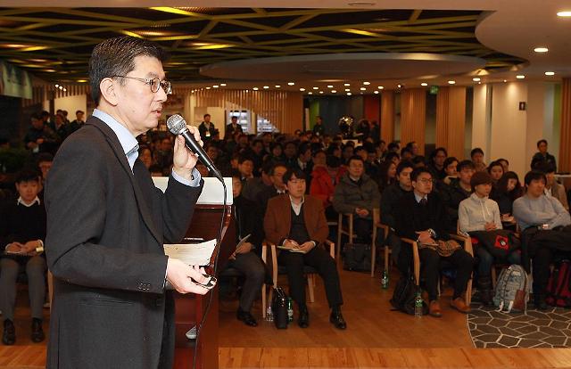 ᐃ신한금융그룹은 '신한 퓨처스랩' 2기에 참가할 기업을 모집하기 위해 14일 서울 중구 신한은행 본점에서 설명회를 열었다. 외부 멘토로 활동하고 있는 레드헤링 홍병철 대표가 강연을 하고 있다./사진제공=신한금융