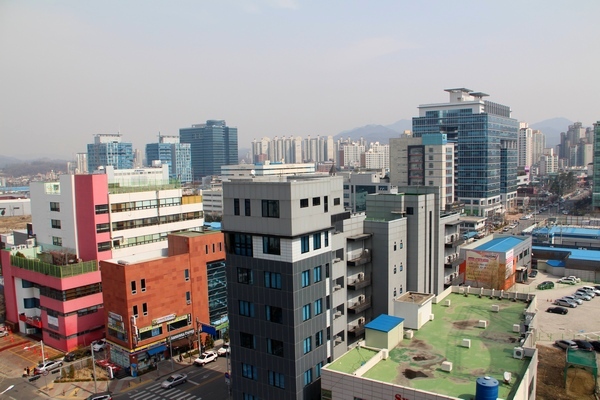 금융 당국의 저금리 기조가 지속되면서 주택 거래 형태 가운데 월세 비중이 꾸준히 상승하고 있다. 사진은 안양시 만안구 일대. 정수남 기자