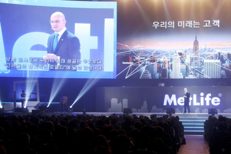 △사진=메트라이프생명 제공.  지난 14일 서울 올림픽 공원 SK핸드볼경기장에서 진행된 ‘메트라이프 퓨처랠리’ 행사에서 데미언 그린 메트라이프생명 사장이 개회연설을 하고 있다.