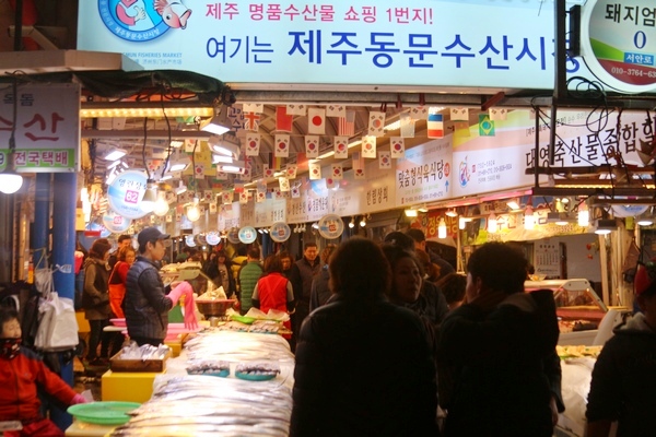 중소기업청이 설 맞이 소비 활성화를 위해 온누리상품권을 할인 판매한다. 제주 동문시장 전경. 정수남 기자