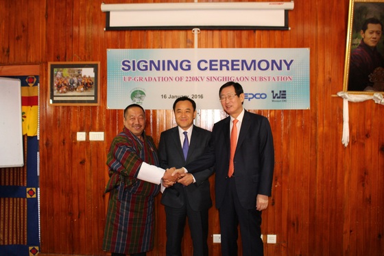 오른쪽 한전 조환익 사장 가운데 우선이엔씨 김광수사장 왼쪽 부탄전력청 겜 세링청장 / 사진제공 = 한국전력